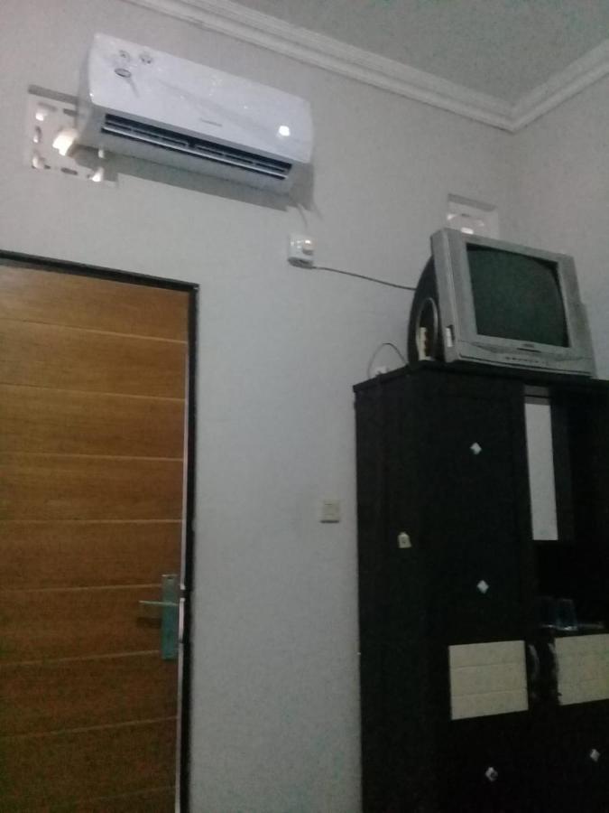 Kost Backpacker Hotel Sidoarjo Buitenkant foto
