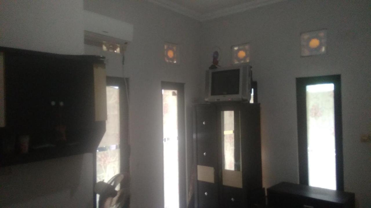Kost Backpacker Hotel Sidoarjo Buitenkant foto