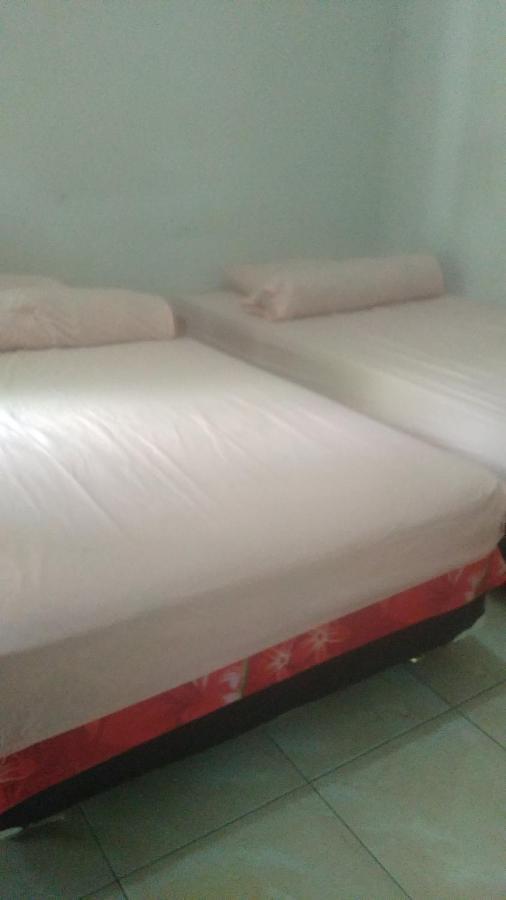 Kost Backpacker Hotel Sidoarjo Buitenkant foto