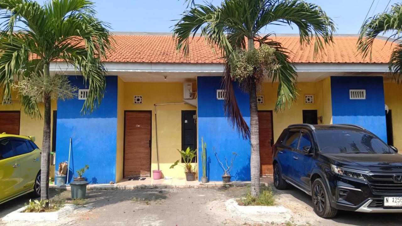 Kost Backpacker Hotel Sidoarjo Buitenkant foto