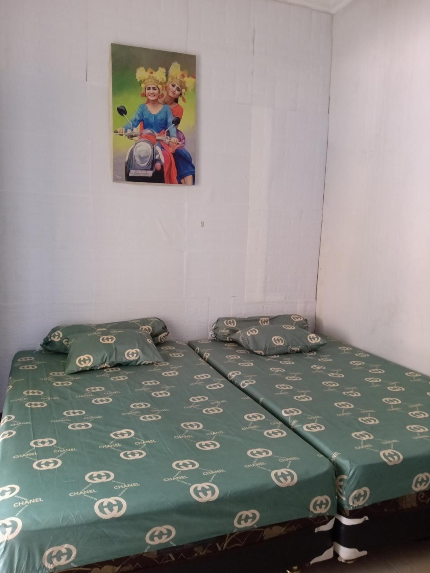 Kost Backpacker Hotel Sidoarjo Buitenkant foto