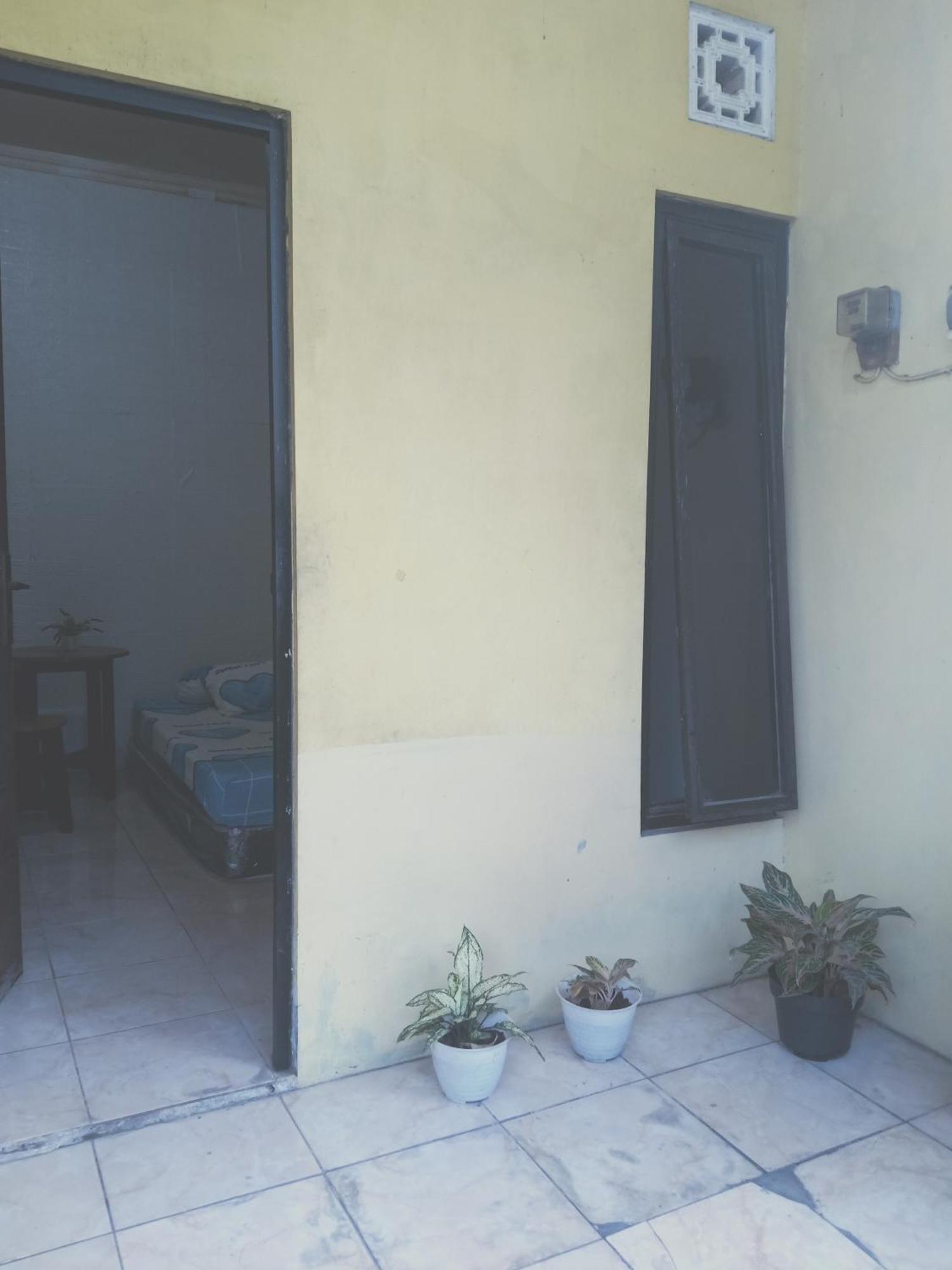 Kost Backpacker Hotel Sidoarjo Buitenkant foto