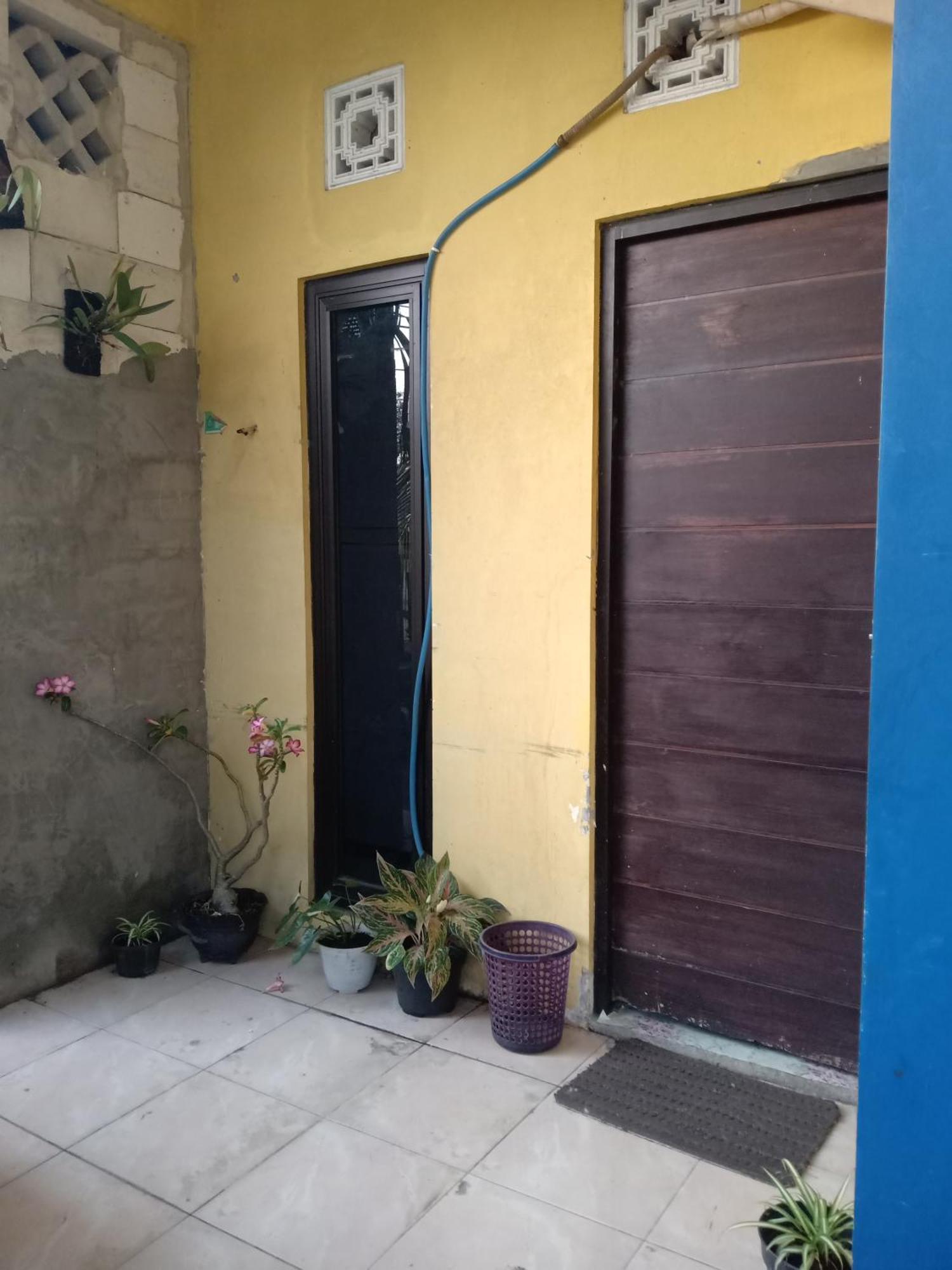 Kost Backpacker Hotel Sidoarjo Buitenkant foto