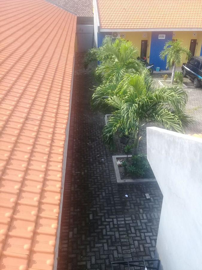 Kost Backpacker Hotel Sidoarjo Buitenkant foto