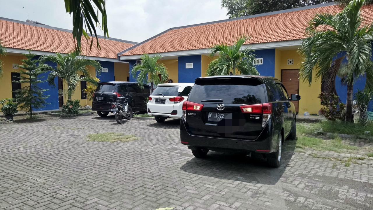 Kost Backpacker Hotel Sidoarjo Buitenkant foto
